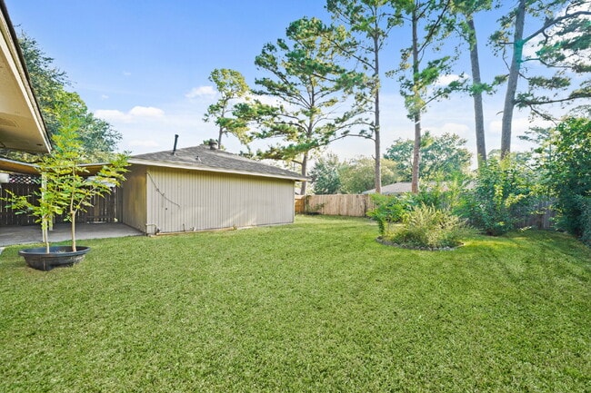 Building Photo - Charming home in Woodland Oaks Subdivision