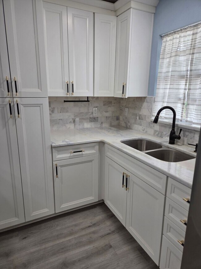 Building Photo - REMOLEDED WITH AWESOME KITCHEN