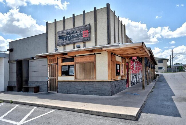 Building Photo - 2200 Dickson Dr