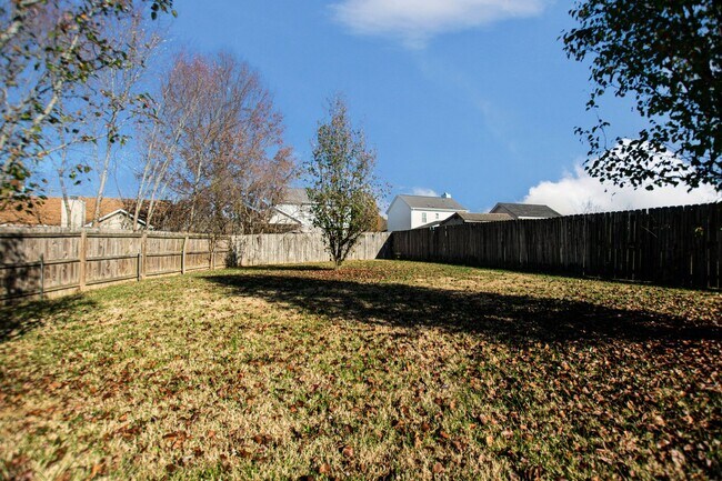 Building Photo - Pet Friendly Three Bedroom!