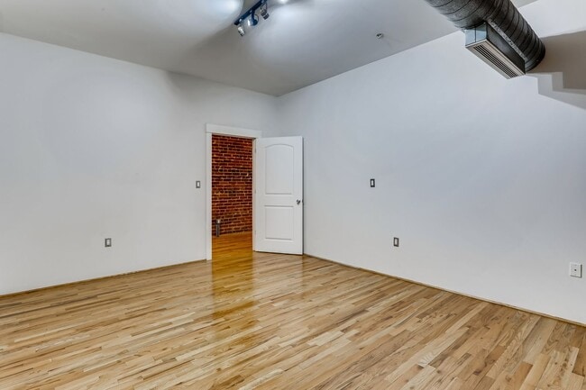 Building Photo - 3 Bedroom 2 Bath Loft Living At It's Finest In LODO! Wireworks Building