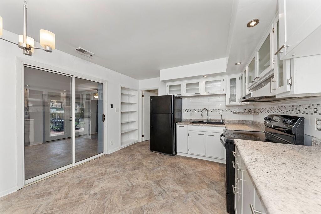 Kitchen with bonus room / flex room off the back - 11 Lawndale Ave