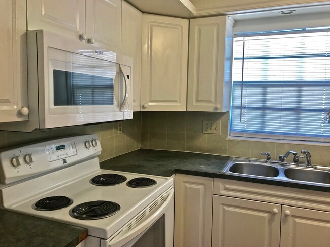Building Photo - private pool home in Kensington Park - Sar...