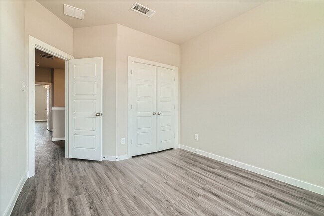 Building Photo - 365 N Centro Cir