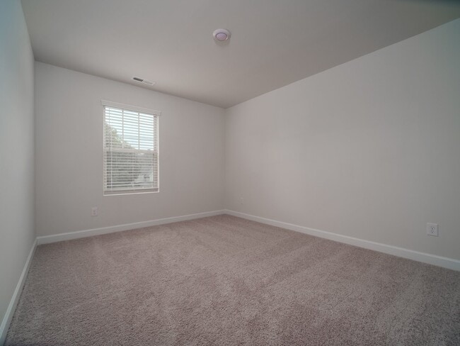 Building Photo - "Charming 3-Bedroom Retreat with 2.5 Baths in the Heart of Belmont!"