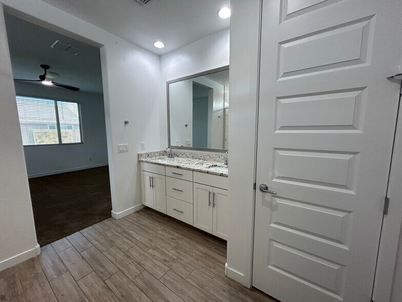 Building Photo - 2241 E Meadowview Ct