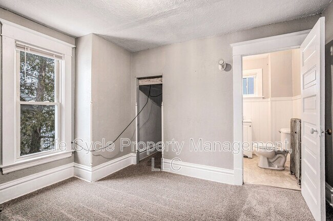 Building Photo - 247 Sweet St NE