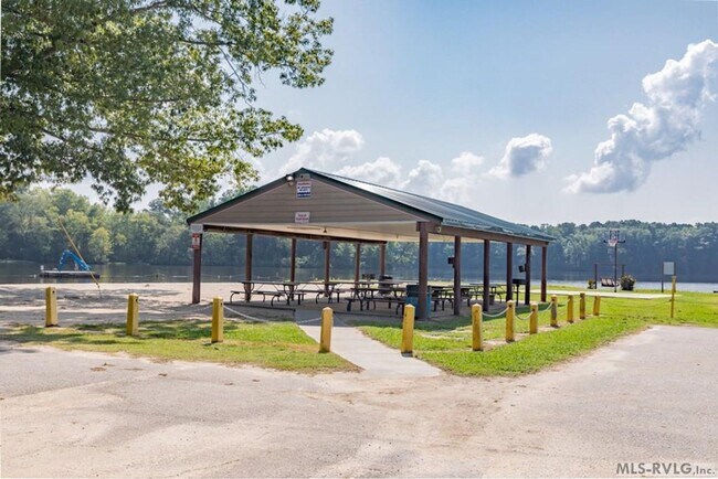 Building Photo - 2 Bedroom, 2 Bath Home located in Tanglewood Shores
