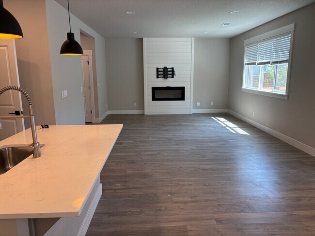 Building Photo - Home on Bend's Westside!