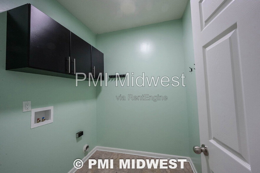 Building Photo - 8171 Brookville Wy