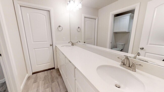 Building Photo - 3 bed 2 bath on West side Norman in gated ...