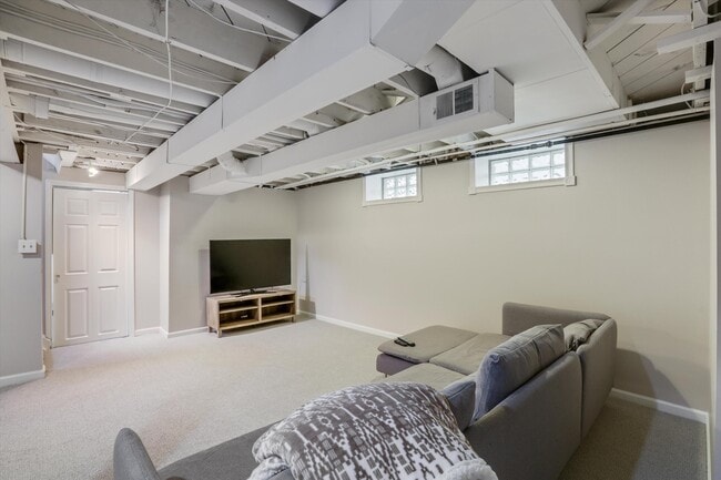 Building Photo - 498 Ann St