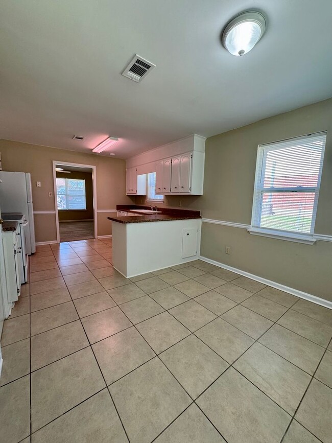 Building Photo - Charming 3 Bedroom, 2 Bath Home Available Now!