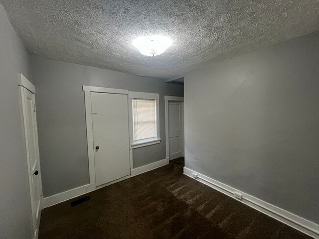 Building Photo - Huge Garage, Fenced Backyard, Laundry