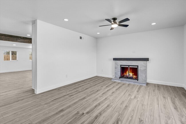 Building Photo - 2040 E 5th St