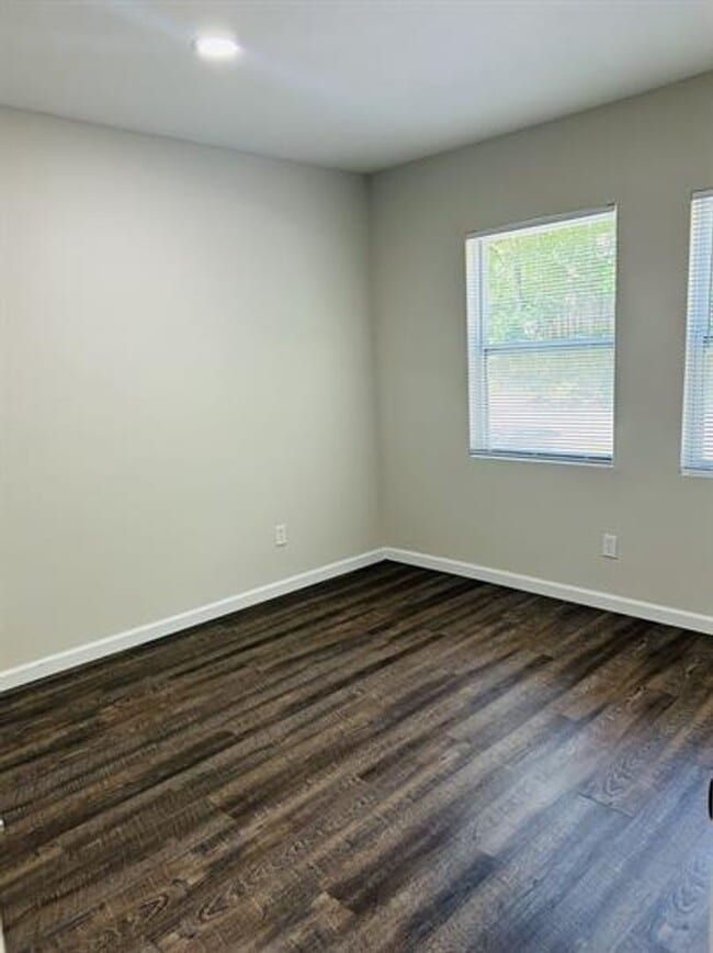 Building Photo - 2/1 Available Now Conveniently Located In ...