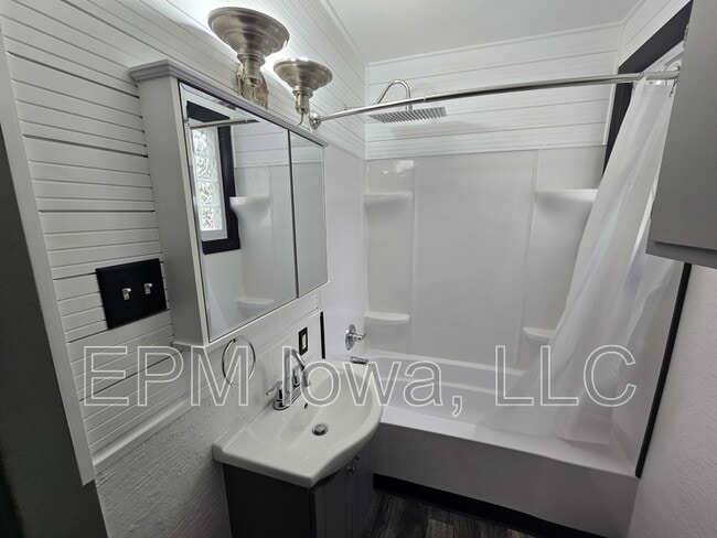 Building Photo - 709 Kern St