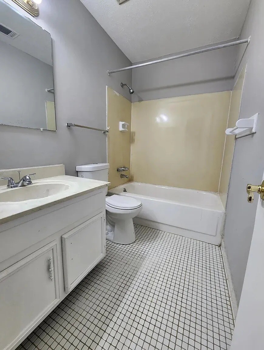 Building Photo - Room in Townhome on Governors Dr