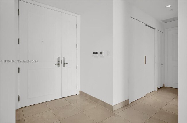 Building Photo - 901 Brickell Key Blvd