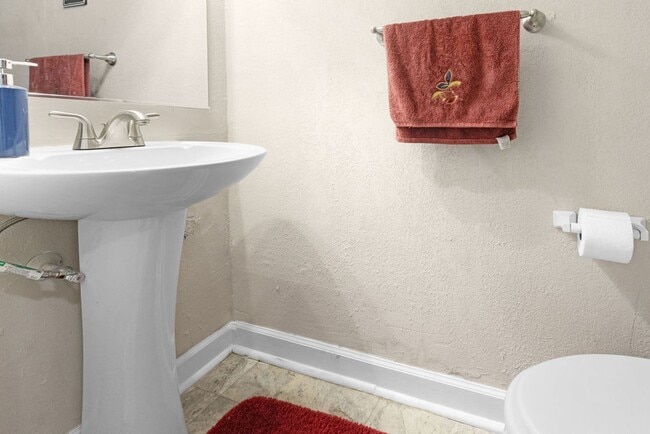 Building Photo - 3 Bed 1.5 Bath Townhouse for Rent in Chesapeake!