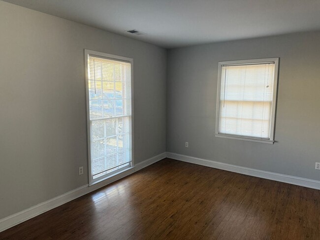 Building Photo - Beautiful Brick Three Bedroom Home!