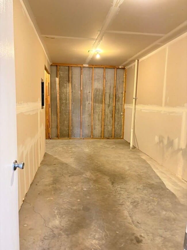 Building Photo - Ozark~ 4 bedroom walkout basement duplex for rent!