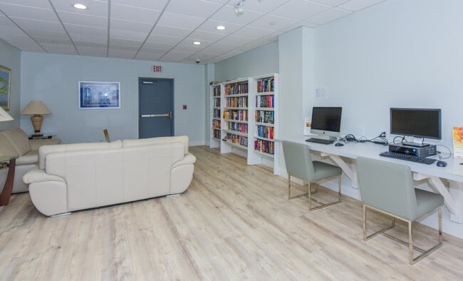Building Photo - 405 N Ocean Blvd