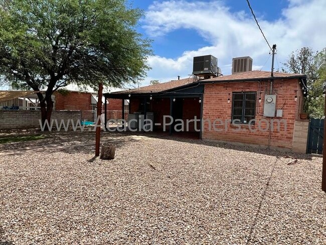 Building Photo - Spacious Two Bedroom