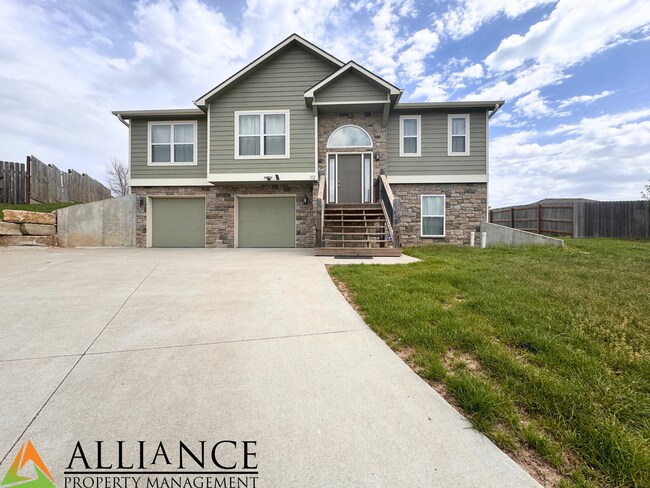 Building Photo - Beautiful Home in Rock Creek School District!