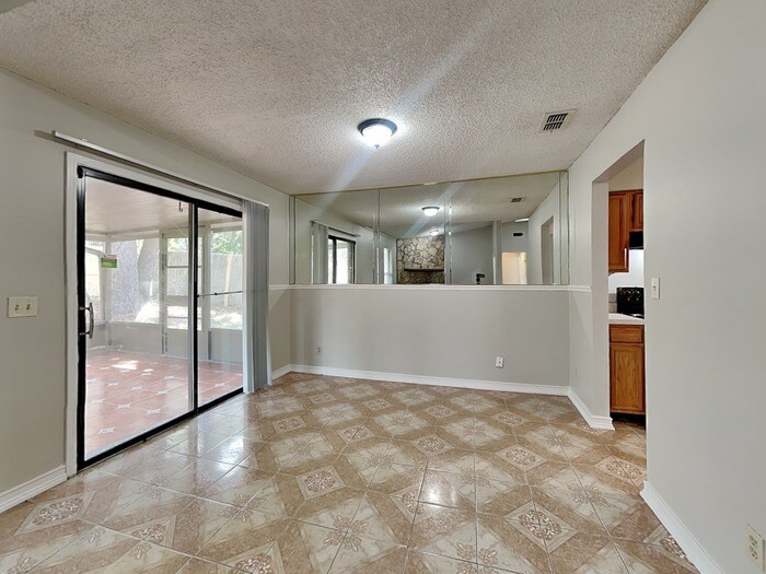 Building Photo - 6235 Cranberry Ln E