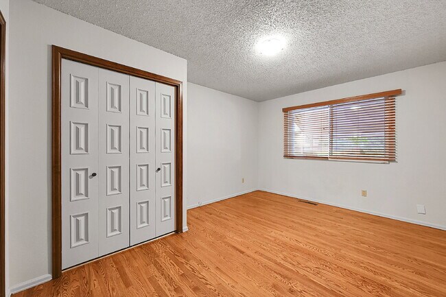 Building Photo - $2,895.00, 4 bed, 3.5 bath, located in Col...