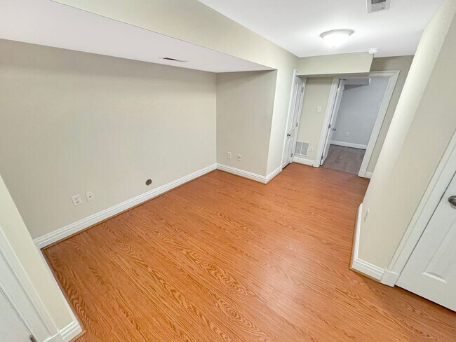 Building Photo - 5 Bedroom Home in VCU Area - Move in Speci...