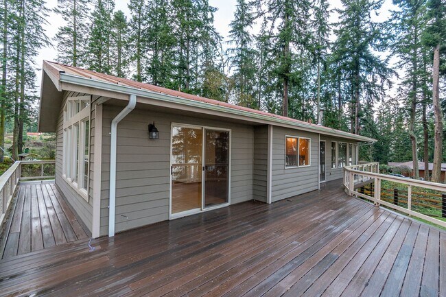 Building Photo - 3 Bedroom 2.5 bathroom nestled in woods with water view