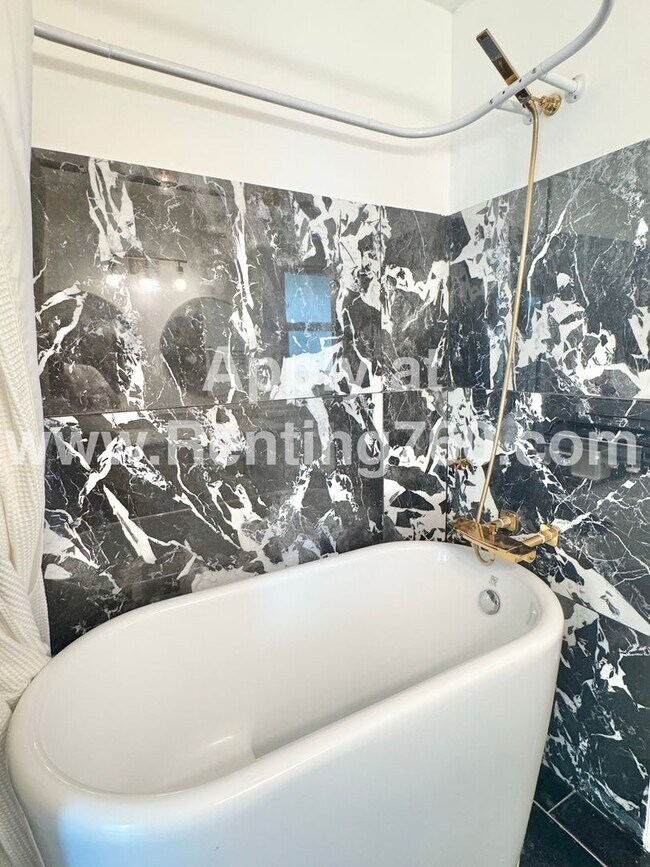 Building Photo - Stylish 3-Bedroom Home with Fenced Yard, S...