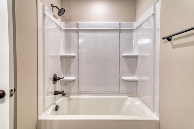 Building Photo - 913 W 9th St