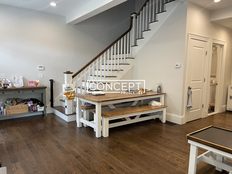 Building Photo - 2044 Beacon St