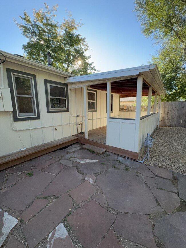 Building Photo - Beautifully Updated 3 Bedroom 2 Bath Home ...
