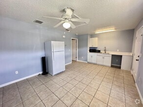Building Photo - For Rent – 1 Bed / 1 Bath Unit in Davenpor...