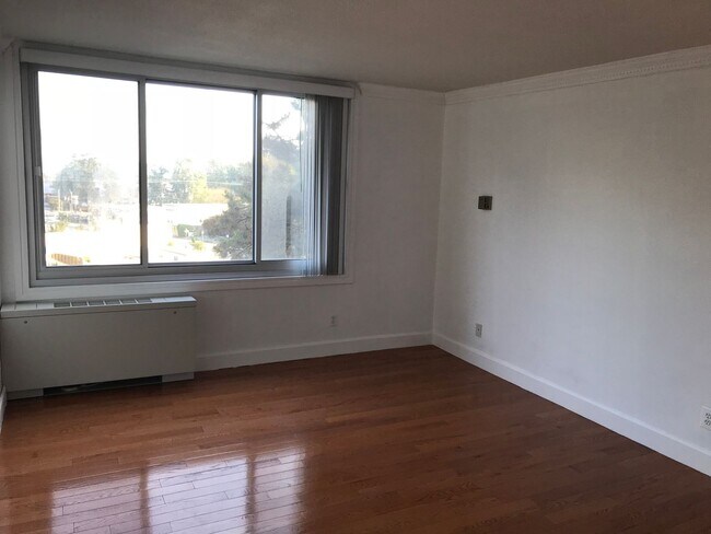 Building Photo - Luxury 1 bedroom 1 bath condo with great amenities