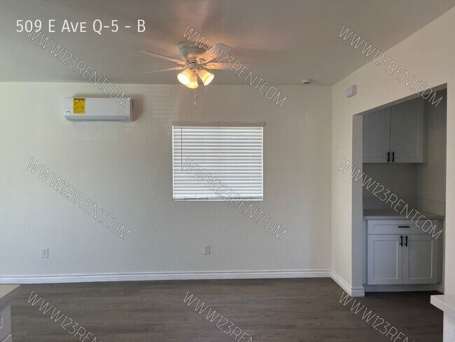 Building Photo - 509 E Ave Q-5