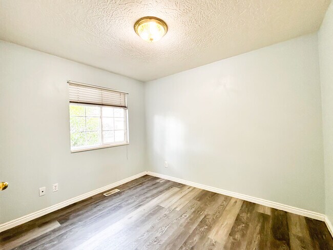 Building Photo - Perfect 5 bed - 2 bath Ranch Home near the...