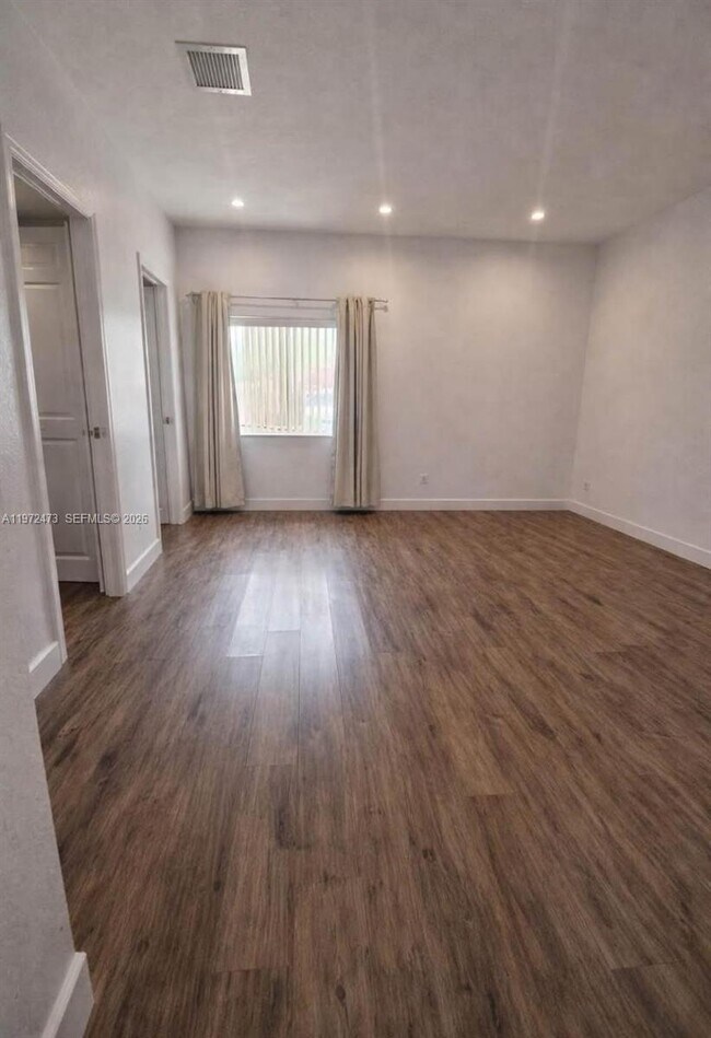 Building Photo - 718 SE 12th Ter