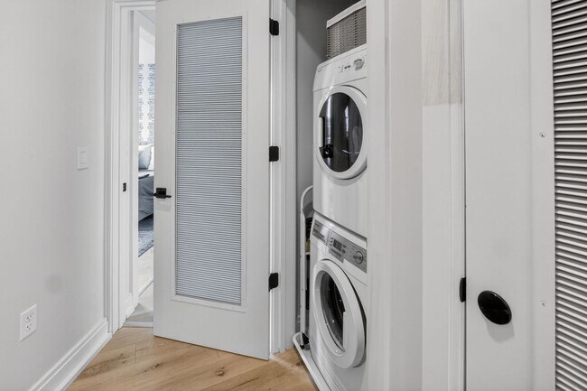 Building Photo - Stunning 2BR/2BA Luxury Condo // Capitol Hill Views // Garage Parking included