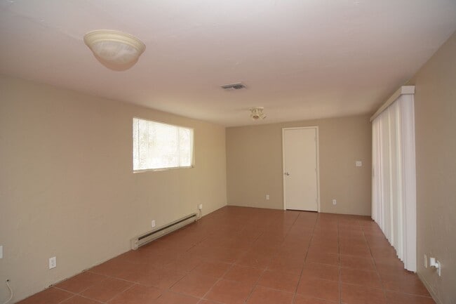 Building Photo - Huge 4 Bedroom 2  Bath! Close to the University!