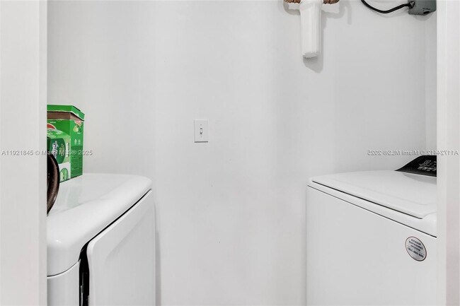 Building Photo - 219 NW 7th Ct