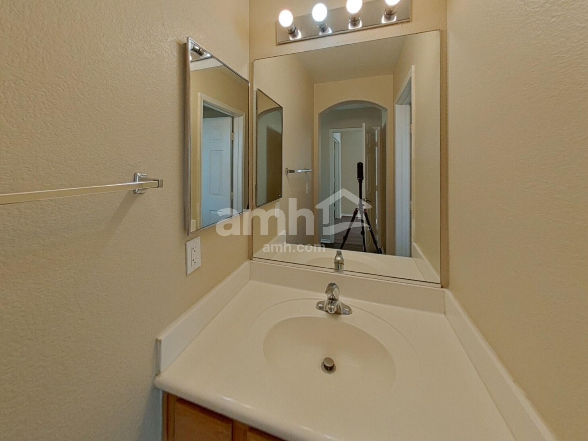 Building Photo - 969 Medina de Leon Ave