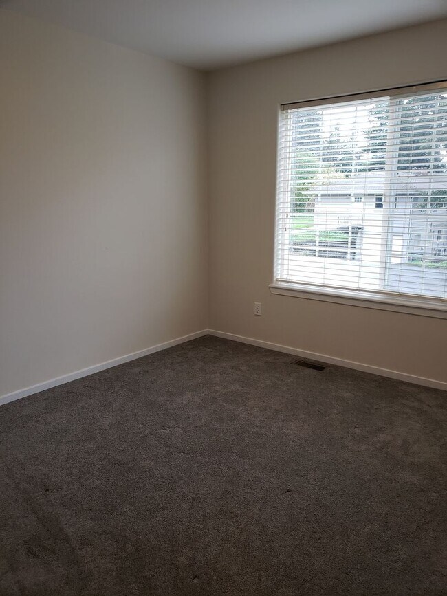 Building Photo - Beautifully Finished Home In A Great Location!