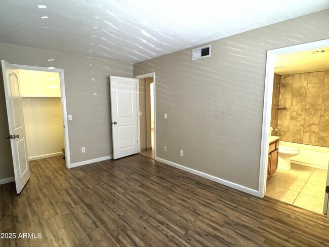 Building Photo - 925 S Longmore