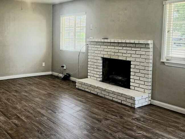 Building Photo - SW-Bakersfield 3 bedrooms 2 baths house