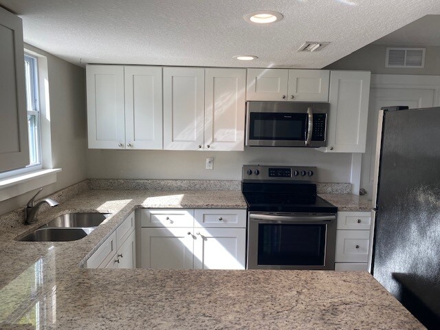 Kitchen - 208 9th St